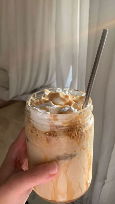 Caramel Machiatto Aesthetic, Caramel Astethic, Caramel Macchiato Aesthetic, Iced Coffee Aesthetic Instagram, Iced Coffee Caramel, Caramel Drink, Caramel Macchiato At Home, Carmel Coffee, Iced Caramel Latte