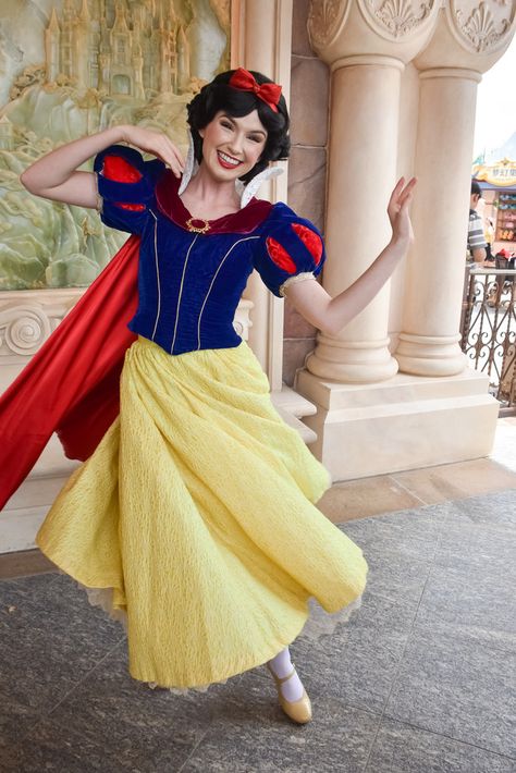 Snow White Cosplay, Disney Female Characters, First Disney Princess, Cosplay Disney, Disney Princess Cosplay, Snow White Costume, Disney Hair, Disney Princesses And Princes, Snow White Disney