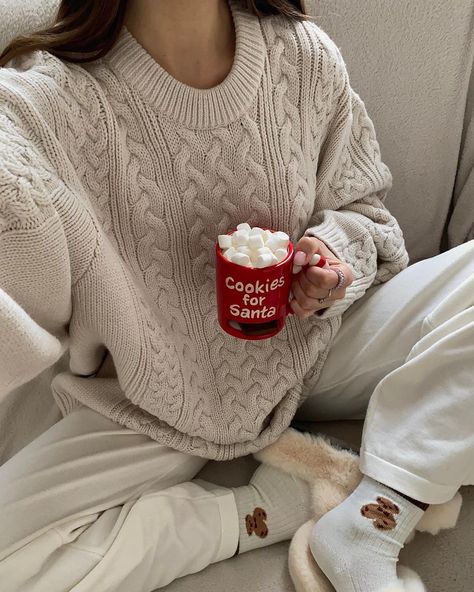 December Instagram Story Ideas, Winter Vibes Cozy, December Moodboard, December Outfits, Winter Instagram, Aesthetic Cozy, Fluffy Slippers, Stockholm Street Style, Winter Inspo