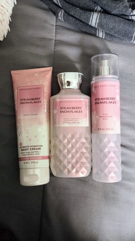 Body Care Aesthetic, Strawberry Perfume, Koleksi Parfum, Bath N Body Works, Smells Good, Bath And Body Work, Body Hygiene, Bath And Body Works Perfume, Shower Skin Care