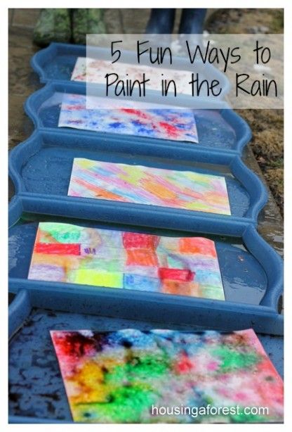 5 Fun Ways to Paint in the Rain ~ the kids love this experiment Rain Painting, Rainy Day Fun, Outdoor Learning, Rainy Day Activities, Crafty Kids, Forest School, Reggio Emilia, Preschool Art, Outdoor Art