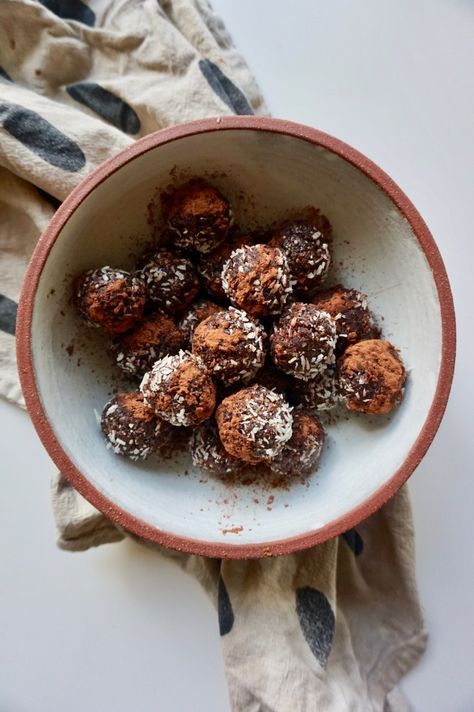 Black Magic Energy Truffles - LentineAlexis Almond Butter Oatmeal, Vegan Energy Balls, Magic Energy, Cherry Coconut, Energy Ball Recipe, Avocado Chocolate, Bliss Balls, 15 Minute Meals, Stuffed Avocado Healthy