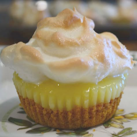 Lemon Meringue Mini Pies Lemon Meringue Recipe, Lemon Heaven, Mini Lemon Meringue Pies, Mini Lemon Tarts, Lemon Meringue Cupcakes, Meringue Cupcakes, Lemon Meringue Cheesecake, Lemon Meringue Tart, Moist Lemon Cake