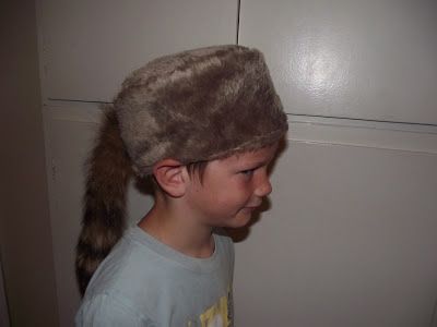 Country Mom at Home: Hand Made Daniel Boone Hat How To Make A Coonskin Hat, Coonskin Cap, Dramatic Play Themes, Cap Drawing, School Sports Day, Dog Logo Design, Craft Fur, Daniel Boone, Kid Projects