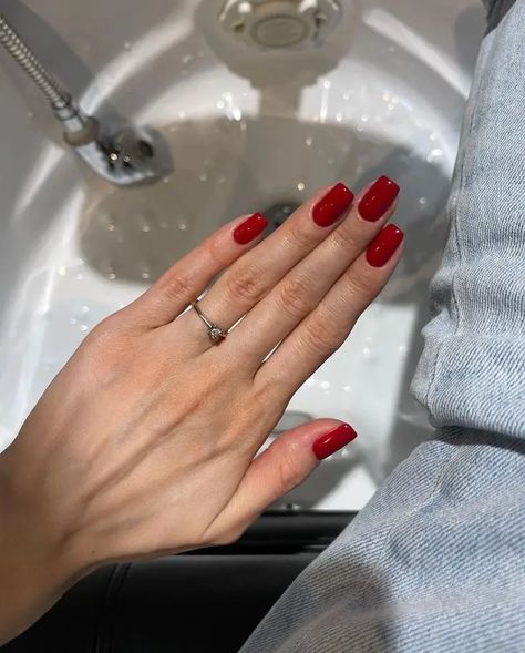 Red Dip Nails Coffin, Chic Red Nails, Red Nails Gel Short, Perfect Red Nails, Square Classy Nails, Subtle Red Nails, Classy Nails Red, Red Nails Short Square, Medium Red Nails