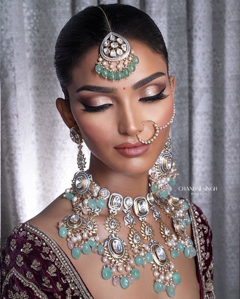 Makeup for Deep Indian skin by Chandni Singh Heavy Bridal Makeup, Arabic Eye Makeup, Indian Makeup Looks, Indian Wedding Makeup, Rhinestone Makeup, Bridal Makeup Images, Makeup Images, Indian Bridal Photos, Heavy Makeup