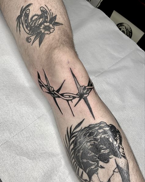 Neo Traditional Barbed Wire Tattoo, Skull And Barbed Wire Tattoo, Thick Barbed Wire Tattoo, Barbwire Collar Bone Tattoo, Barb Wire Knee Tattoo, Barbed Wire Knee Tattoo, Knee Tats, Barb Wire Tattoo, Athens Tattoo