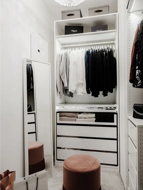 Un dressing dans un petit appartement de 38m2 - Planète Déco Tiny Dressing Room Ideas, Small Bedroom Vanity, Kids Bedroom Furniture Design, Bedroom Built In Wardrobe, Small Bedroom Storage, Wardrobe Space, Closet Decor, Bedroom Vanity, Modern Bedroom Decor