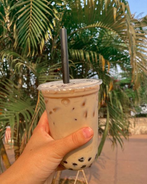 bubble tea being hold by a left hand with a palm tree in the background Boba Tea Aesthetic Pictures, Bubble Tea Photography Ideas, Bubble Tea Aesthetic Instagram, Milk Tea Picture, Tapioca Aesthetic, Boba Milk Tea Aesthetic, Instagram Feed Pictures, Bubble Tea Photo, Tea Food Photography