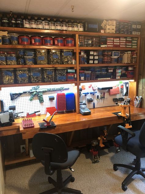 Reloading Room Ideas Benches, Cool Garage Ideas Hangout, Mechanic Office Ideas, Gunsmith Workbench, Gunsmithing Workshop, Work Shop Ideas, Gunsmithing Bench, Reloading Table, Hunting Garage