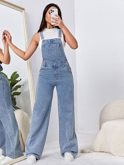 Macacão Wide Leg Jeans, Jeans Into Jumpsuit, Jumpsuits For Women Jeans, Jumper Pants Outfit Denim 90s, Outfit Salopette Jeans, Blue Jean Jumpsuits For Women, Cute Overalls Outfits, Jumpers Outfit, Salopette Outfit