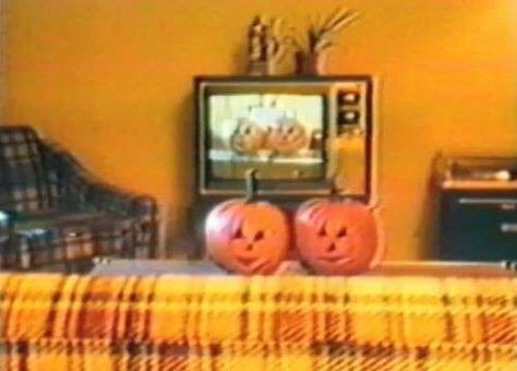 60s Halloween Aesthetic, 90s Halloween Nostalgia, Halloween 80s Aesthetic, 2000s Halloween Aesthetic, 90’s Halloween, 80s Halloween Aesthetic, 90s Halloween Aesthetic, Retro Halloween Aesthetic, Vintage Halloween Aesthetic