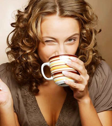 It is not only refreshing to drink a warm cup of coffee early in the morning, but it is healthy too. Yes, you read that right! Coffee contains caffeine, which has multiple health benefits. Coffee Diet, Burnt Coffee, Coffee Stock, Coffee Hacks, Dagger Tattoo, Belly Fat Burner Drink, Fat Burner Drinks, Best Breakfast Recipes, Drinking Coffee