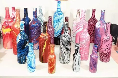 Hydro Dipping Bottle Art | Hometalk Bottle Garden Art, Wine Bottle Painting Ideas, Aesthetic Jar, Designer Gemma77, Wine Bottle Garden, Jar Painting, Paint Bottles, Paint Dipping, Art Bottle