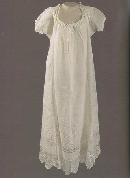 White batiste nightdress, edged with Ile d’Aix lace (Chateaux de Malmaison et Bois-Preau - Rueil-Malmaison, Hauts-de-Seine, Île-de-France, France). From madameguillotine.co.uk/2012/03/12/a-peep-into-empress-josephines-wardrobe/. Chateau De Malmaison, Crinoline Dress, Empress Josephine, Historical Dress, Regency Dress, Regency Fashion, Embroidery Lace, Historical Costume, Historical Dresses