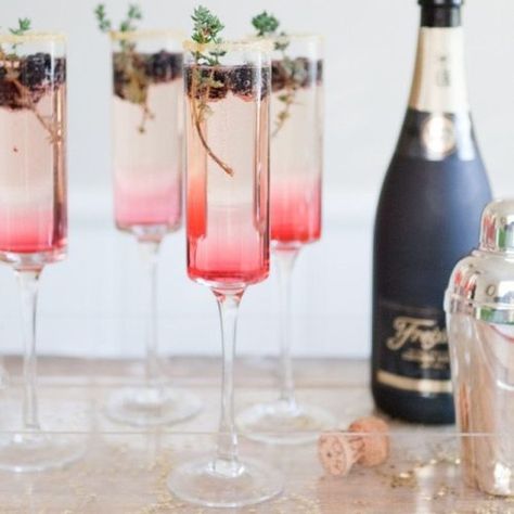 New Year's Eve Champagne Cocktail: Blackberry Thyme Sparkler Champagne Punch Recipes, Prosecco Cocktail Recipes, Rosé Sangria, Champagne Recipes Cocktails, Champagne Punch, Rose Sangria, Best Champagne, Pretty Cocktails, Prosecco Cocktails