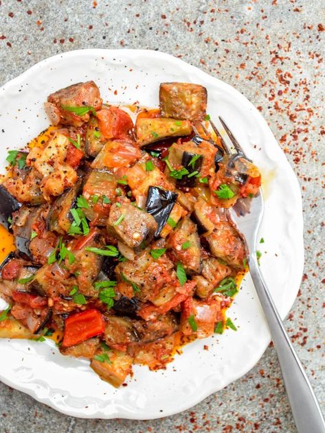 Aubergine in tomato sauce (Soslu patlıcan) - A kitchen in Istanbul Aubergine Recipe, Eggplant Recipes, Recipes Vegetarian, Middle Eastern Recipes, Turkish Recipes, Fruit And Veg, Kitchen In, Tomato Sauce, A Kitchen