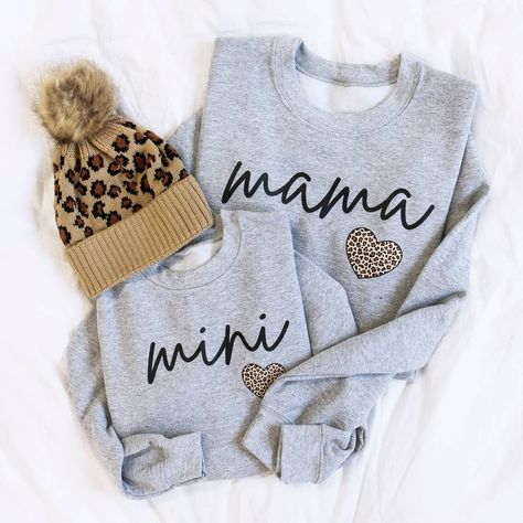 7,348 Likes, 2,715 Comments - Pink Lily (@pinklily) on Instagram: “***GIVEAWAY*** ​ ​Who wants to win this bestselling Mama and Mini sweatshirt set to twin with your…” Making Baby Clothes, Mom And Me Shirts, Mommy Daughter Outfits, Mom Graphic Tees, Mama And Mini, Mommy And Me Outfits, Vinyl Shirts, Cozy Pullover