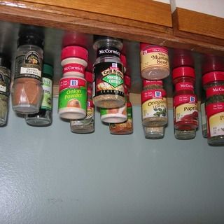 How To: Under-cabinet magnetic spice rack (Instructables) Spice Rack Under Cabinet, Magnetic Spice Rack Diy, Magnetic Spice Rack, Hanging Spice Rack, Cabinet Spice Rack, School Bus Tiny House, Diy Spice Rack, Kitchen Spice Racks, Magnetic Spice