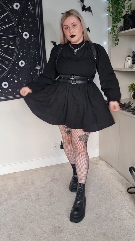 Laura George (@laurageorge.x) • Instagram photos and videos Goth Plus Size Fashion, Goth Plus Size, Harness Outfit, Alternative Grunge, Goth Style, Emo Goth, Fashion Styling, Goth Fashion, Outfit Details