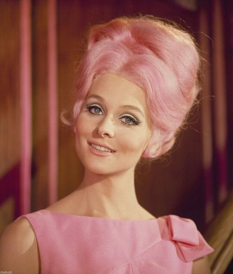 Diane McBain as Pinky Pinkston, Batman, 1967. Retro Hairstyles, Hair Reference, 영감을 주는 캐릭터, Vintage Glamour, Big Hair, Vintage Hairstyles, Vintage Beauty, Pretty Hairstyles, Pink Hair