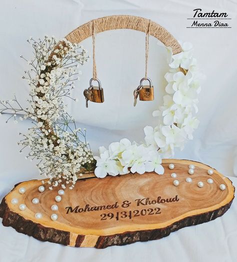 Stage Decoration Ideas, Engagement Stage, Engagement Stage Decoration, Engagement Ring Holders, Idee Cricut, Ring Ceremony, Creative Wedding Gifts, Bridal Gift Wrapping Ideas, Wedding Gifts Packaging