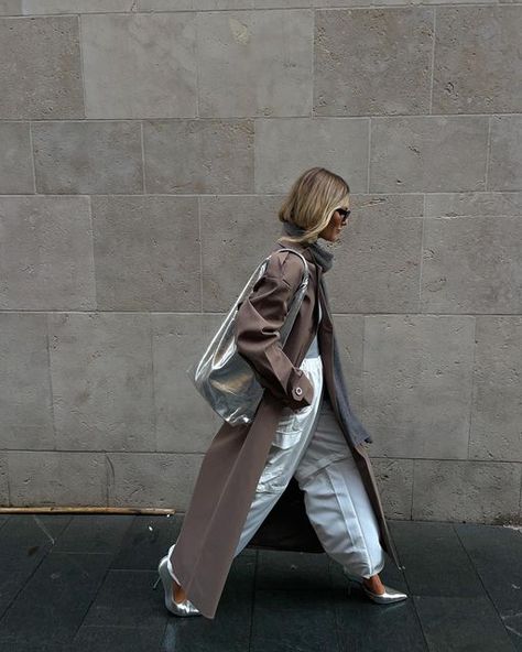 Tracksuit And Trench Coat Outfit, Chic Silver Bag With Silver Chain, Silver Trench Coat Outfit, Trench Coat And Trainers Outfit, Tin Vcb, Vinyl Trench Coat Street Style, Trenchcoat Outfit, Rainy Outfit, Instagram Advertisement