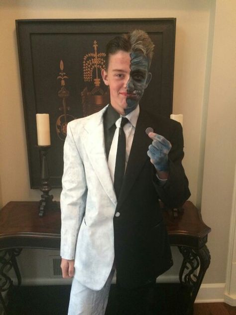 My homemade two-face cosplay Batman Costume Diy, Batman Stuff, Batman Costume, Two Face, Costume Diy, Two Faces, Diy Costumes, Gotham, Tatting