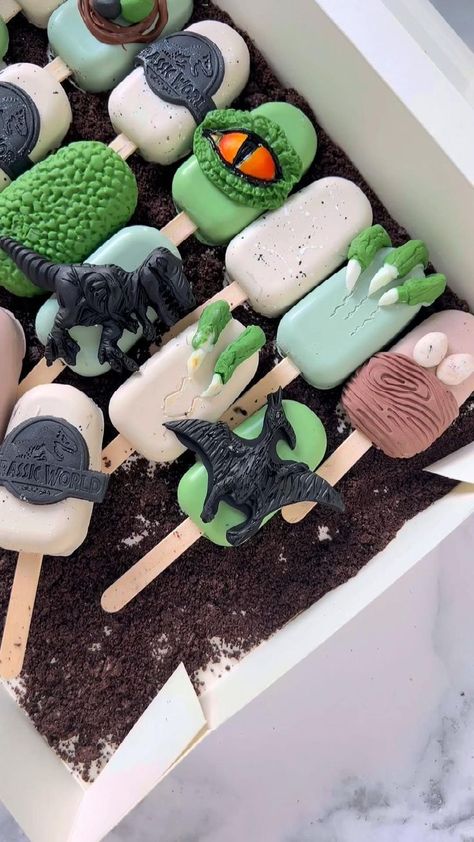 Dinosaur Cake Pops, Jurassic World Cake, Jurassic Park Birthday Party, Jurassic Park Party, Dinosaur Birthday Theme, Birthday Party At Park, Jurassic Park Birthday, Dino Cake, Dinosaur Birthday Party Decorations