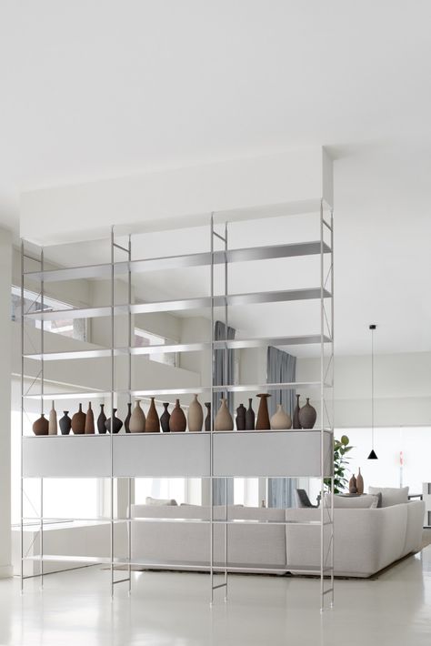 Contemporary style open floor-ceiling mounted divider aluminium shelving unit MINIMA 3.0 ROOM DIVIDER By MDF Italia design Metrica Aluminum Shelves, Divider Design, Latest Interior Design Trends, Space Dividers, Italia Design, Interiors Online, Open Space Living, Contemporary Room, Shelving Systems