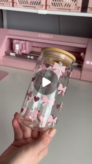 Cup Designs Ideas, Crichton Projects, Small Business On Instagram, Diy Vinyl Projects, Idee Cricut, Business On Instagram, Cricut Tips, Tumbler Cups Diy, Diy Tumblers