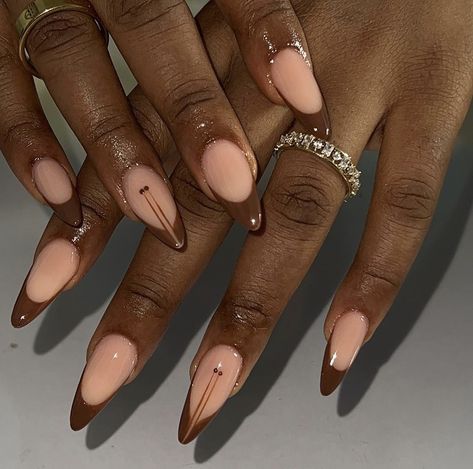 Minimalist Nails Almond Fall, Almond Nails Designs Black Women, Nails For Black Women Dark Skin, Brown Acrylic Nails Almond, Brown French Tip Nails Almond, Old Money Nails Ideas Almond, Gel X Almond Nails, Almond Nails Black Women, Brown Almond Nails