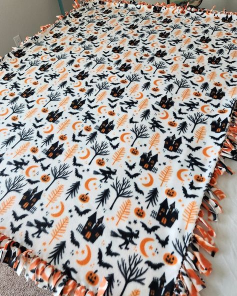 Halloween No Sew Blanket, Halloween Knot Blanket, Making Halloween Blankets, Fall Diy Blankets, Halloween Blanket Making, Halloween Diy Blanket, Fall Blanket Making, Diy Fall Blankets, Halloween Tie Blankets