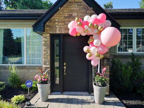 Fancy Housewarming Party, Housewarming Balloon Ideas, Small House Warming Party, New Home Balloons, Backyard Housewarming Party, Outdoor Balloon Garland, Housewarming Party Ideas, New Home Party, Housewarming Ideas