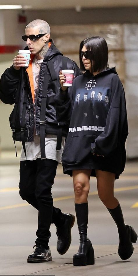 Kourtney Kardashian Travis Barker, Kourtney Kardashian Hair, Kourtney Kardashian Travis, Estilo Kardashian, Kourtney Kardashian Style, Black Dating, Kardashian Outfit, Streetwear Inspo, Travis Barker