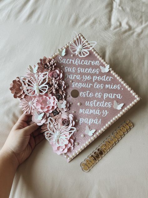 Cute Ideas For Graduation Caps, Cap Decoration Graduation High School Spanish, Grad Cap Dedicated To Mom, Grad Caps Spanish, Grad Cap Ideas In Spanish, Graduation Topper Ideas, Grad Cap Quotes Spanish, Spanish Graduation Quotes, Grad Topper Ideas