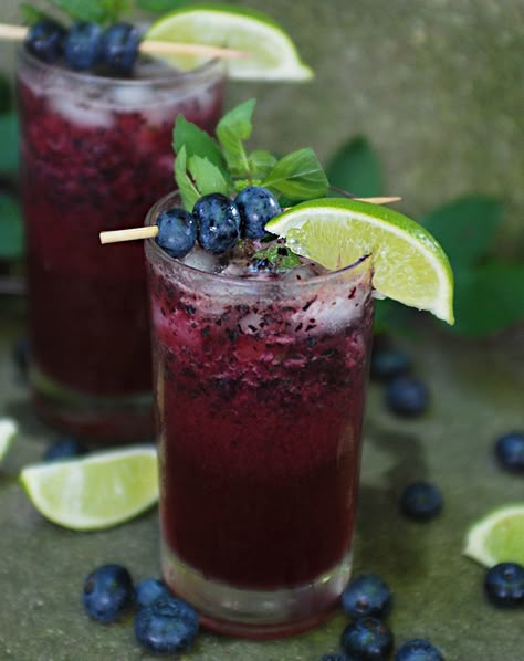 Black and Blueberry mocktail, grape cherry or pomegranate juice honey Mocktail Mojito, Blueberry Mojito Recipe, Mojito Recept, Blueberry Mojito, Mojito Mocktail, Low Carb Cocktails, Non Alcoholic Cocktails, Alcoholic Cocktails, Mojito Recipe