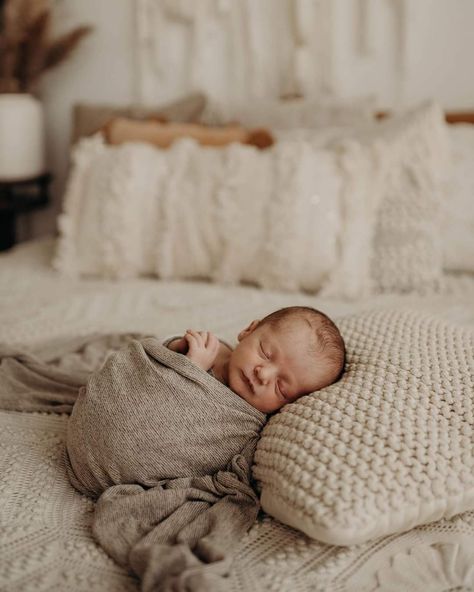 Simple Newborn Photos, Newborn Family Pictures, Foto Newborn, Lifestyle Newborn Photos, Newborn Photography Studio, Newborn Family Photography, Newborn Family Photos, Newborn Photography Poses, Newborn Studio