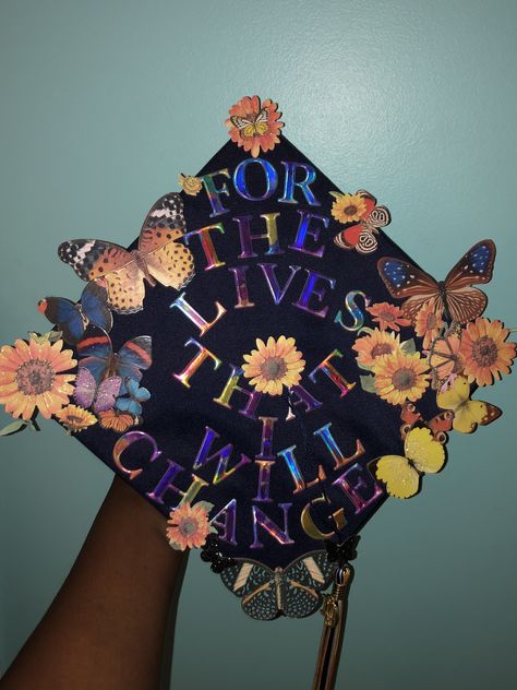 Butterfly Graduation Cap, Graduation Fits, Graduation Things, Flower Graduation Cap, Flower Graduation, Funny Graduation Caps, Grad Cap Decorated, Graduation Cap Decoration Diy, Masters Graduation