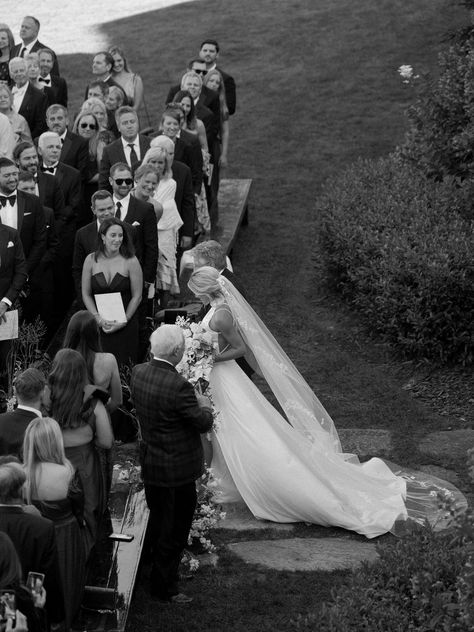 Mom Walking Bride Down Aisle, Walking Down The Aisle Photos, Bride Down The Aisle, Bride Walking Down The Aisle, Black And White Wedding Photos, Photo Of Bride, Wedding Walk, Photo Mood, Paper Rings