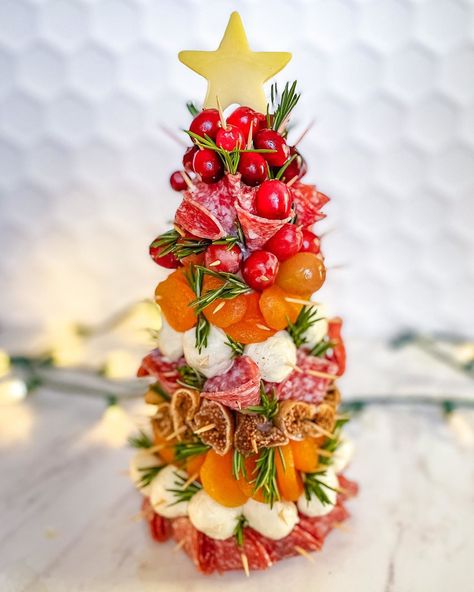 Cone Christmas Trees Food, Meat And Cheese Christmas Tree Cone, Cone Appetizer Ideas, Food Cones Ideas, 3d Charcuterie Tree, Christmas Charcuterie Tree Cone, Styrofoam Christmas Tree Ideas Food, Meat And Cheese Christmas Tree, Charcuterie Tree Styrofoam