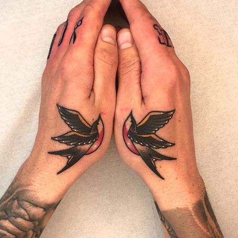 Hand Tattoo American Traditional, American Traditional Tattoos Hands, Am Trad Tattoo, Hand Tattoos American Traditional, Traditional Finger Tattoos Women, American Traditional Finger Tattoos, Tradition Woman Tattoo, Matching Traditional Tattoos, Hand Tattoo Traditional