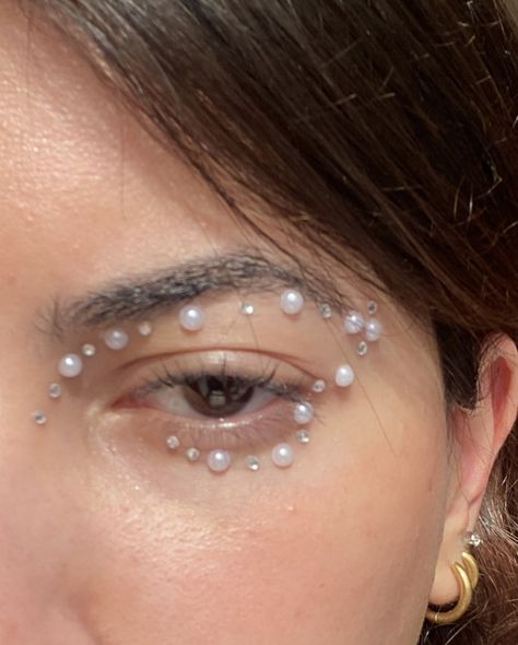 brown eye | white pearls | rhinestones | makeup | trend | euphoria | gold earrings | ear piercings | butterfly art Butterfly Gems Makeup, Makeup With Pearls, Pearl Makeup Looks, Pearl Eye Makeup, Butterfly Eye Makeup, Make Up Trend, Art Eye Makeup, Mermaid Inspiration, Pearl Makeup