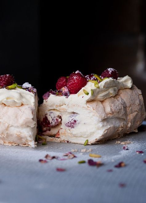 Meringue Roulade, Meringue Pavlova, Ottolenghi Recipes, Meringue Recipe, Raspberry Recipes, Fresh Raspberries, A Piece Of Cake, Piece Of Cake, Sweet Desserts