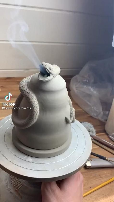 Pin by Juliana Lew on De todo [Video] | Clay art projects, Ceramics ideas pottery, Clay ceramics Clay Art Ideas Creative Aesthetic, Diy Clay Ideas Aesthetic, Clay Sculpture Ideas Aesthetic, Thrown Ceramics Ideas, Diy Incense Burner, Witchy Ceramics, Poterry Clay Ideas, Clay Date Ideas Easy, Ceramic Clay Ideas