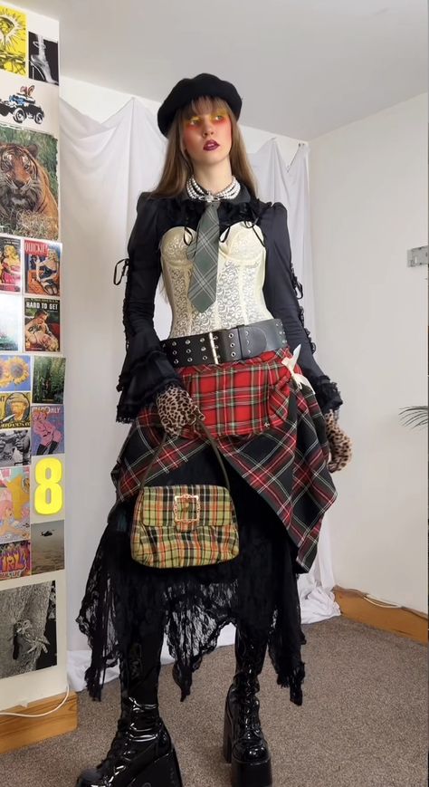 Vivienne Westwood Makeup, 90s Vivienne Westwood, Ropa Upcycling, Look Festival, 50 Years Ago, Estilo Punk, Alt Fashion, Swaggy Outfits, Alternative Outfits