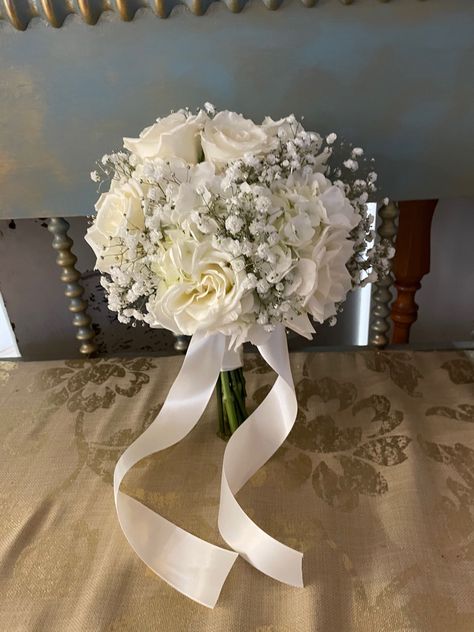 Brid Flower Bouquet, Bouquet For Ballgown Dress, Wedding Bouqet Aesthetic, Nikkah Flower Bouquet, Wedding Bucket Flowers Brides, Buqet Flowers Aesthetic Wedding, Wedding Bouquets Shapes, Best Flowers For Wedding Bouquets, Flower Bucay