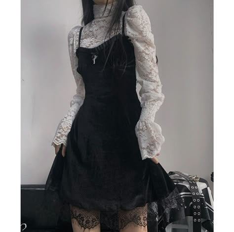 Black And White Victorian Dress, Alt Black Dress, Elegant Goth Outfits Classy, Victorian Gothic Aesthetic Outfit, Gothic Vampire Aesthetic Outfit, Vampirecore Outfits, Black Dress Gothic, Formal Goth, Future Outfit