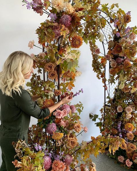 Floating Wreath, Trille Floral, Autumn Selfie, Autumn Shoot, Floral Centrepiece, Hanging Centerpiece, Autumn Romance, Selfie Station, Floral Installations