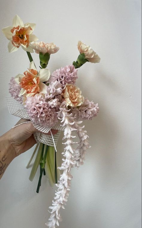 Unusual Bouquets, Florist Life, Flowers Engagement, Bridal Bouquet Styles, Floral Motives, Funky Flowers, Bouquet Inspiration, Bridal Bouquet Flowers, Unique Bouquet